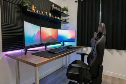 Setup gaming futuriste avec triple moniteur ultrawide, RGB sous le bureau et panneaux acoustiques dans une chambre moderne