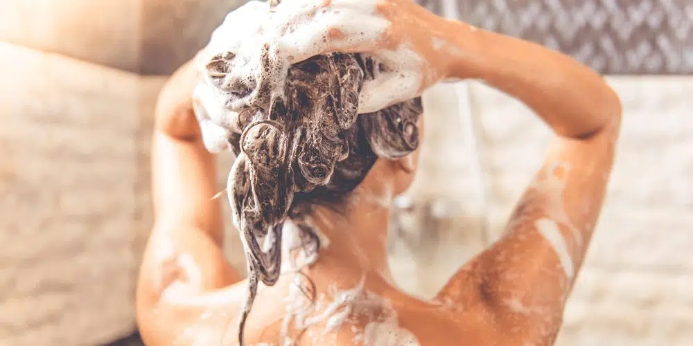 Faire son shampoing : recettes maison pour tous types de cheveux