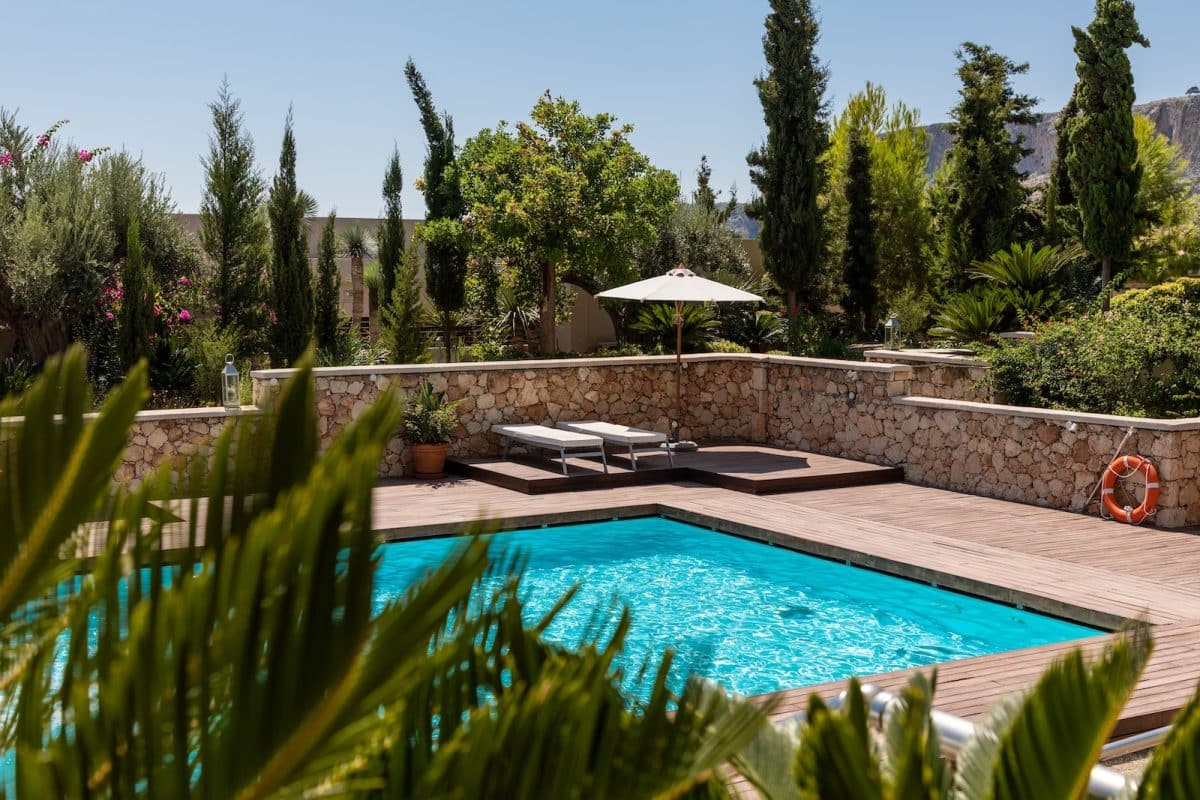 Transformez votre jardin en oasis de détente avec une piscine sur mesure