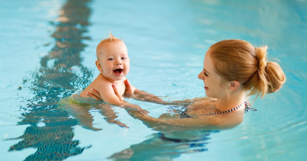 A quel âge un bébé peut aller à la piscine ?