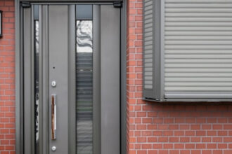 Porte d'entrée en aluminium : ce qu'il faut savoir avant de se lancer