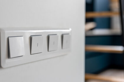 Prises, interrupteurs, variateurs : ce que la norme impose vraiment pour votre installation électrique